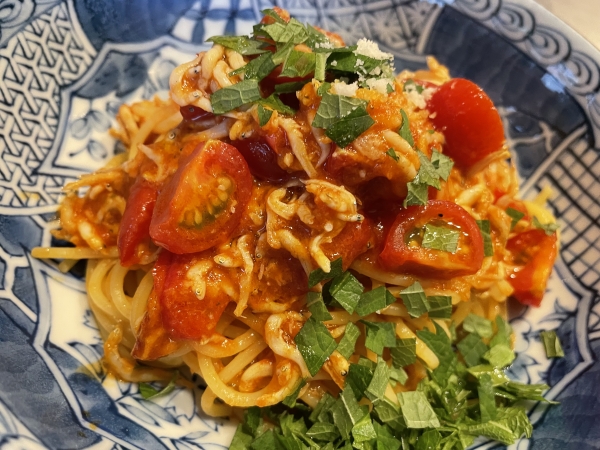しらすとフレッシュトマト大葉添え