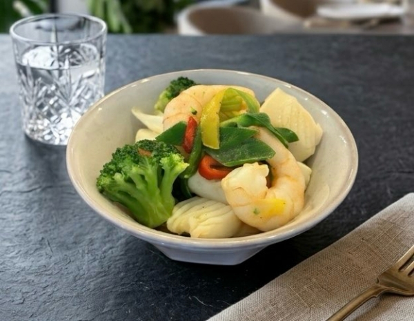 海鮮と彩野菜の中華炒め