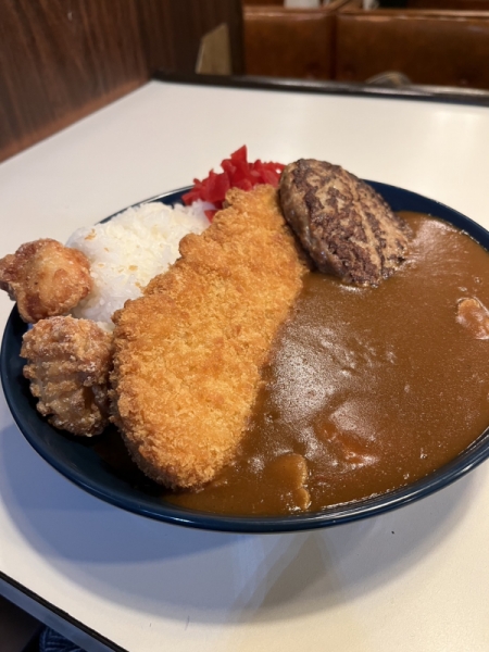 デカ盛り大きなコロッケカレーライス