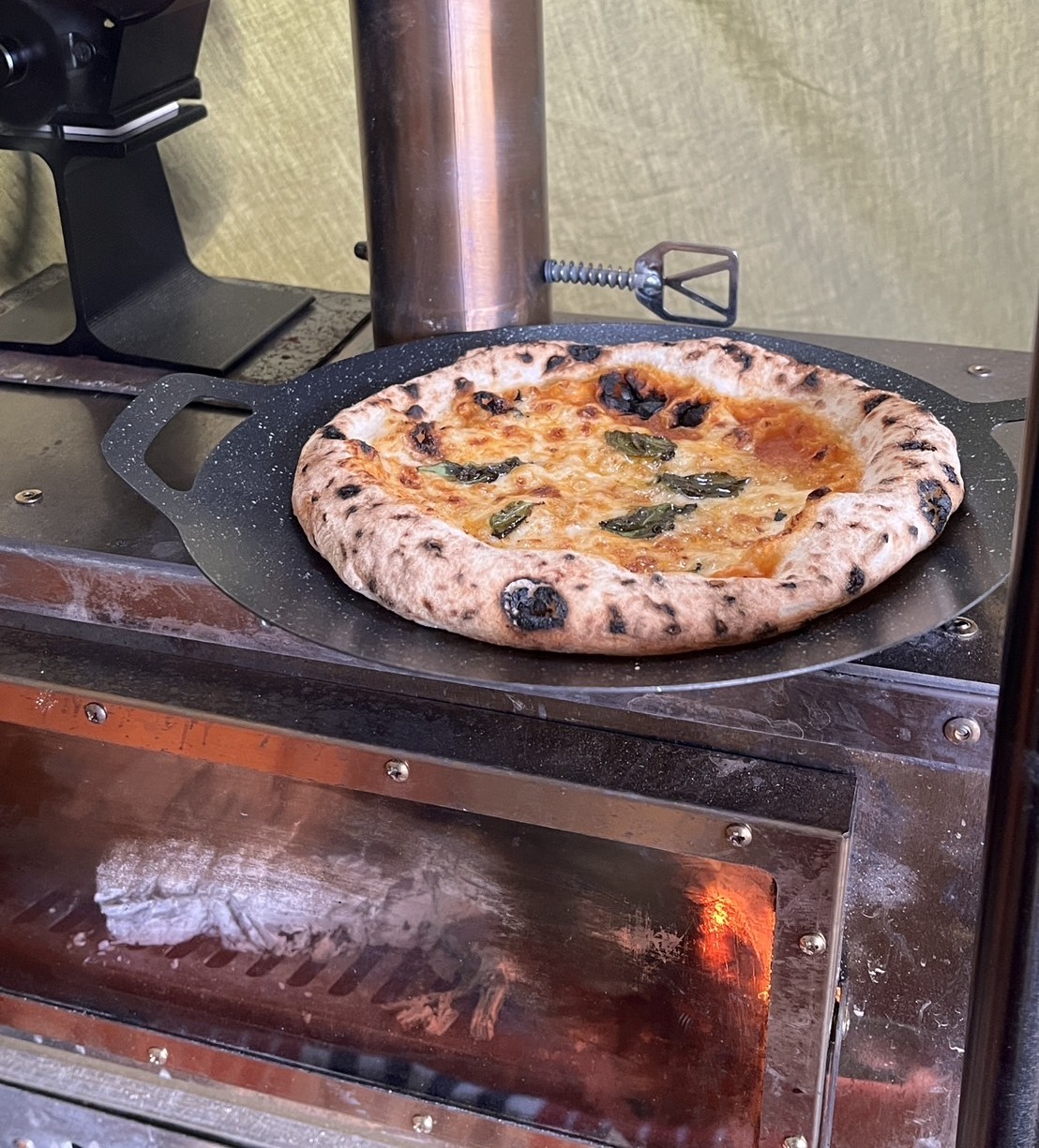 バーベキューやキャンプにおすすめ食材の冷凍ピザが購入できるお店