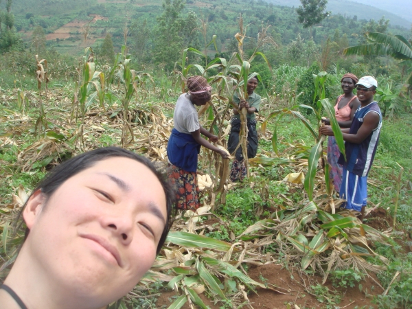ルワンダの農家さんととうもろこし収穫をしました