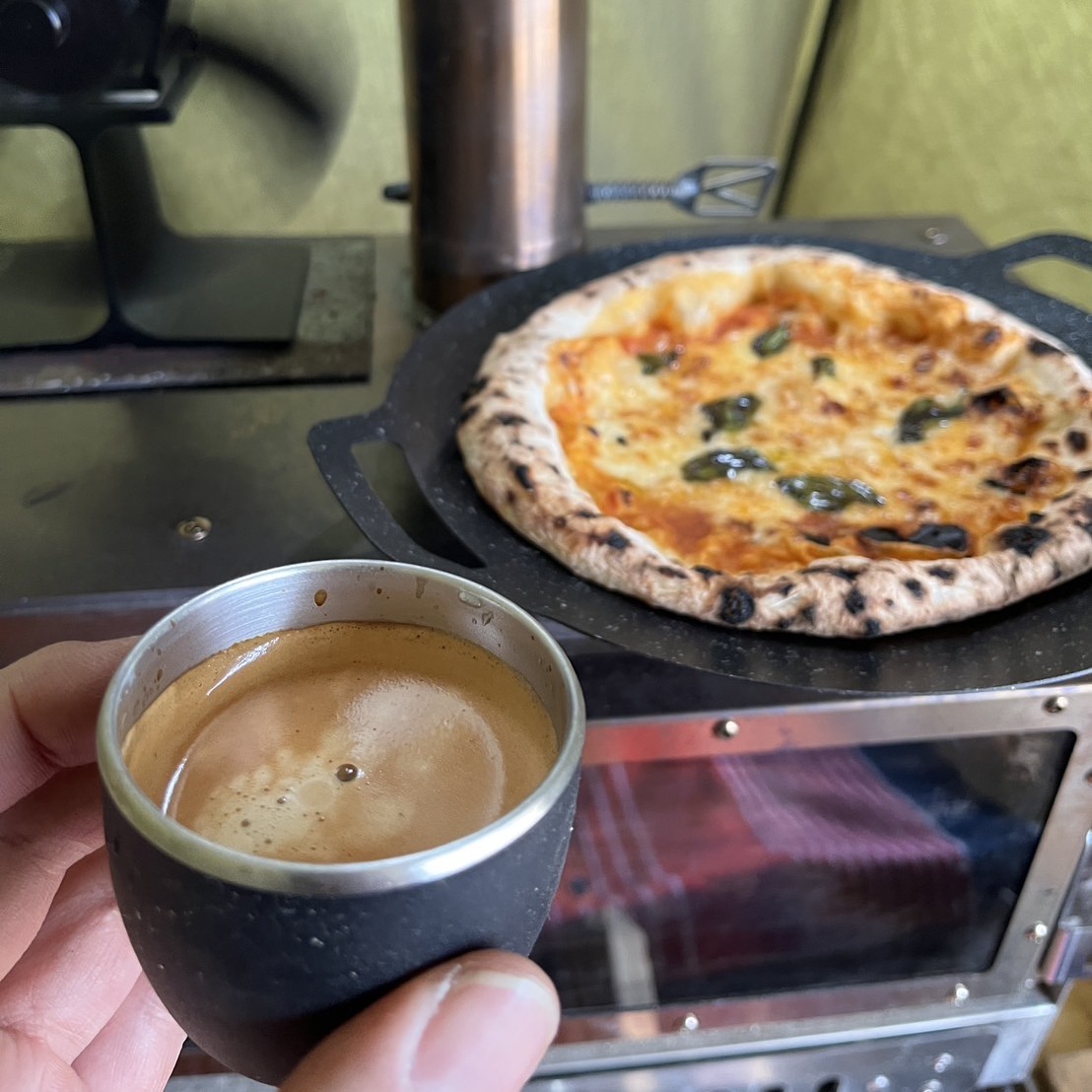 バーベキューやキャンプにおすすめ食材の冷凍ピザが購入できるお店
