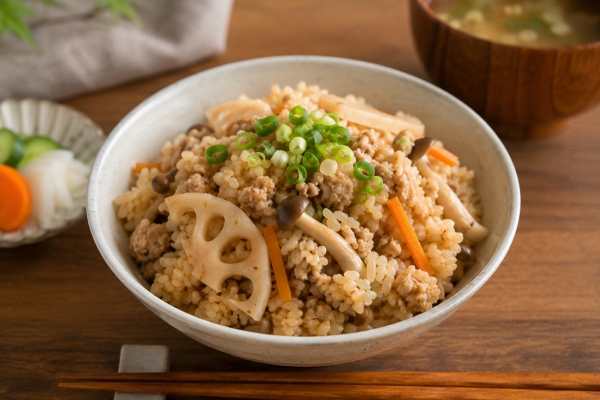 れんこんときのこの鶏そぼろ炊き込みご飯