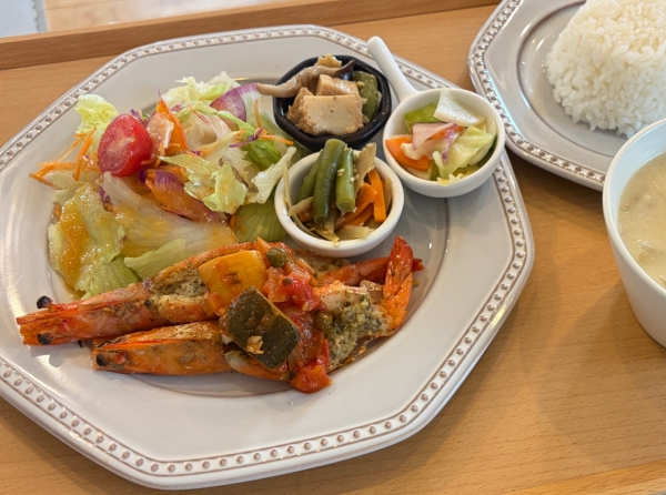 有頭海老の香草焼き 彩野菜のソース